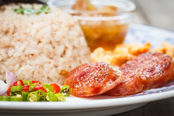 Arroz frito com pasta de camarão, comida estilo tailandês — Fotografia de Stock