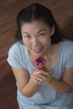 Dondurma yiyen genç bir kadın