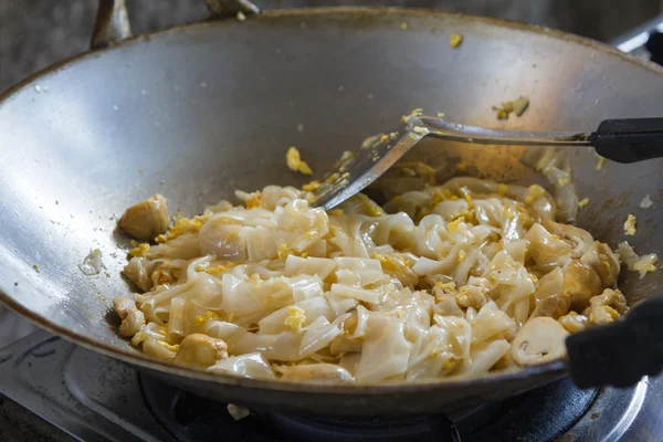 Cooking asian stir-fried noodles — Stock Photo, Image