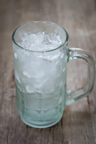 Vaso de agua helada — Foto de Stock