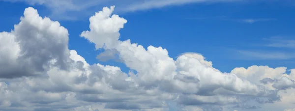 Weiße Wolken — Stockfoto