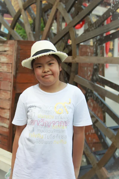 Menina usando um chapéu branco — Fotografia de Stock