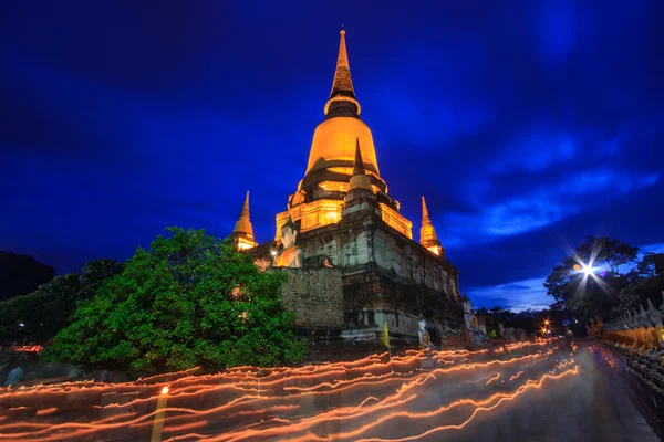 Buddhistické postní den v noci — Stockfoto