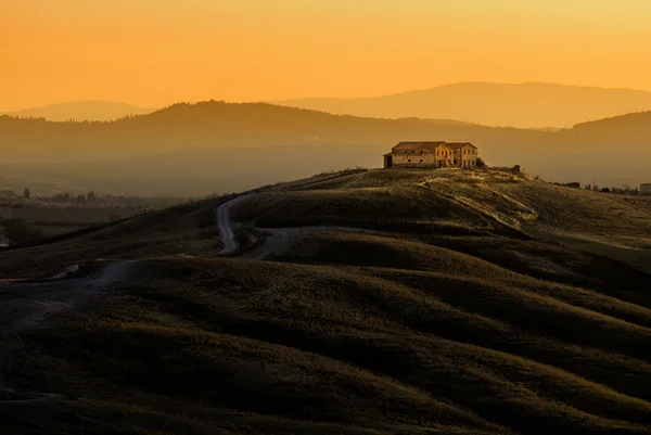 Тоскана фермерському будинку на світанку — стокове фото