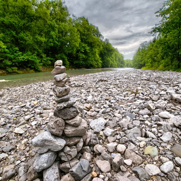 Pebble pyramid på berget river — Stockfoto