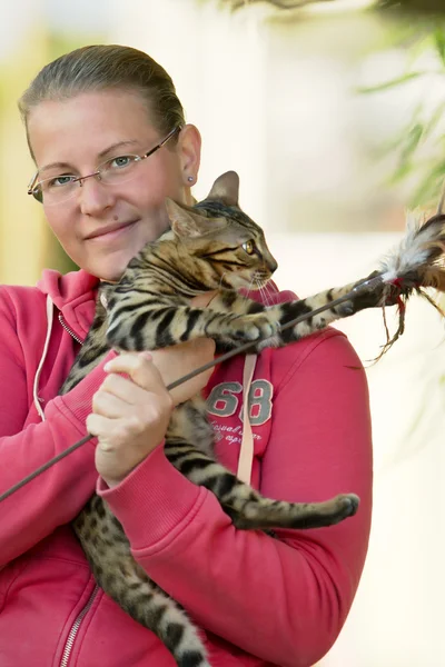 Giovane donna con gattino del Bengala — Foto Stock