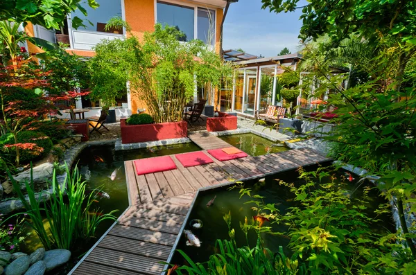 Приватний сад з ставку Коі — стокове фото