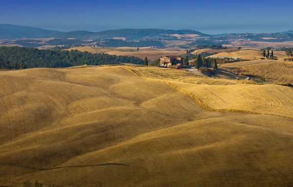Toscane boerderij in velden — Stockfoto