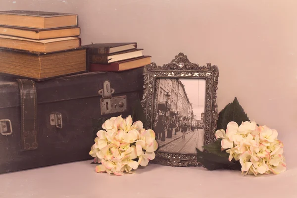 çiçek ve kitaplar, sandık ile defter