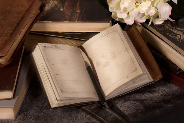 defter ile çiçek ve kitaplar