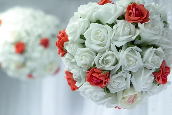 Весільний букет з квітів у формі шару — стокове фото