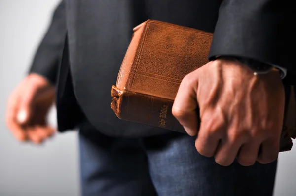 Un homme d'affaires en costume et jeans tenant un livre — Photo