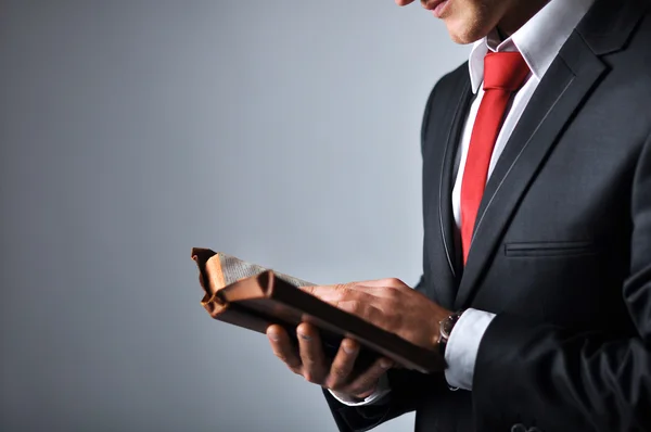 Empresario con traje que sostiene un libro — Foto de Stock