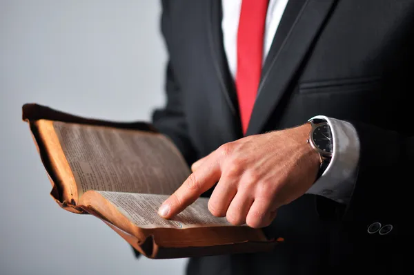 Бизнесмен в костюме с книгой в руках — стоковое фото