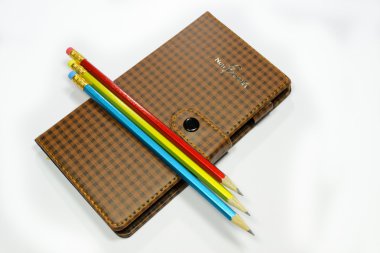 genç adam tutarak kalp