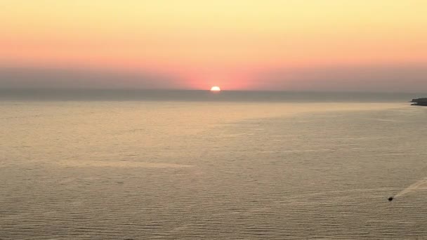 Під час заходу сонця влітку море — стокове відео