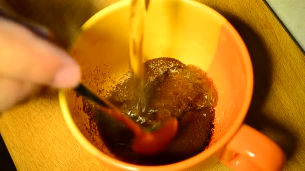 Kawa rozpuszczalna jest przygotowany w kubku — Wideo stockowe