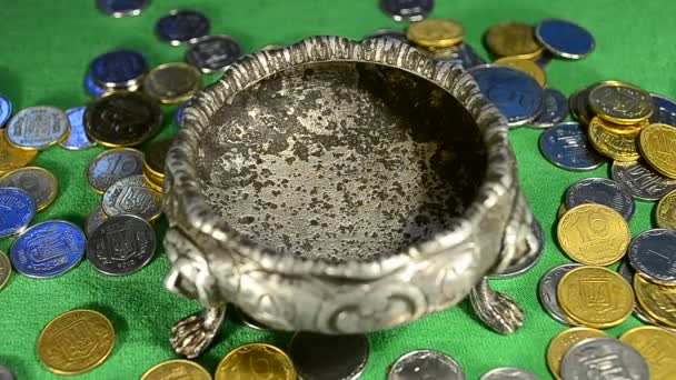 В старую чашу падающие монеты — стоковое видео