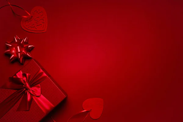 Červená Krabička Stuhou Srdcem Červeném Pozadí Kopírovacím Prostorem Valentýn Dárek — Stock fotografie
