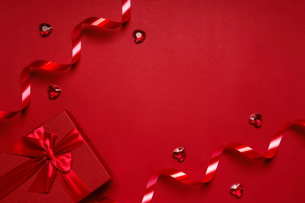 Czerwone Pudełko Wstążkami Sercami Czerwonym Tle Przestrzenią Kopiowania Prezent Walentynki — Zdjęcie stockowe