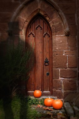 Kilise kapısında: halloween