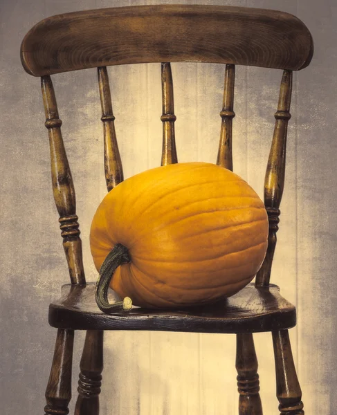 Κολοκύθα σε καρέκλα — Φωτογραφία Αρχείου