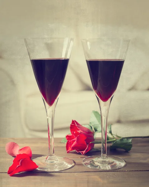 Vino tinto y rosas — Foto de Stock