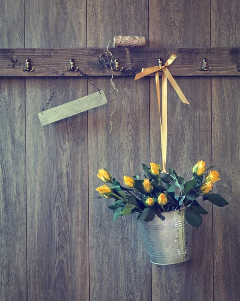 Eimer mit Rosen — Stockfoto