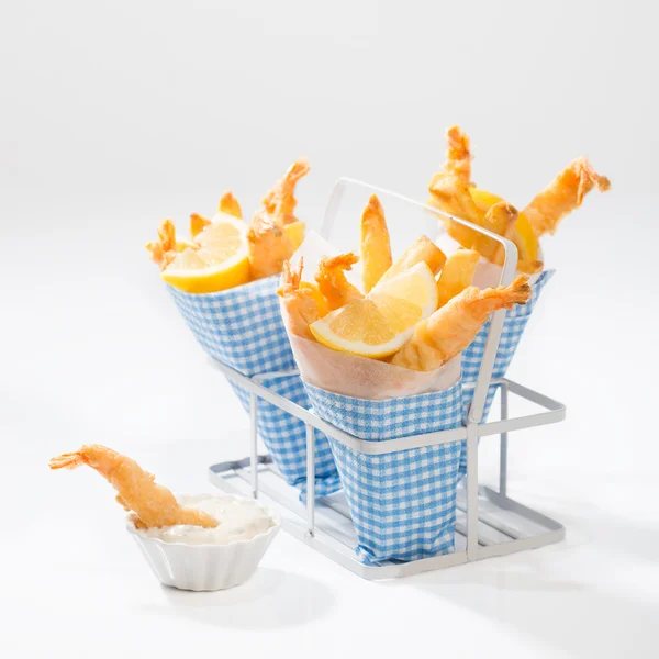 Langostinos y patatas fritas — Foto de Stock