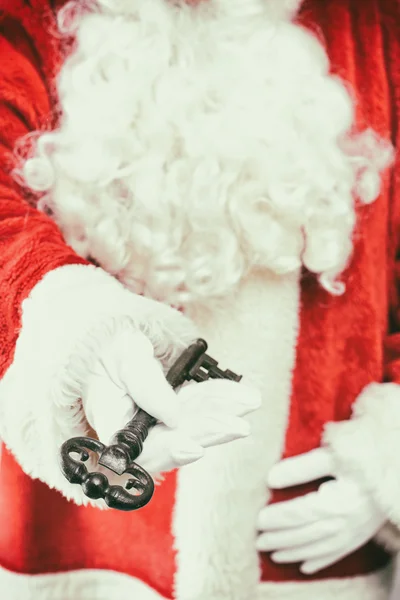 Santa gospodarstwa klucz — Zdjęcie stockowe