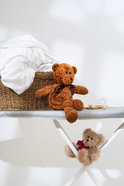 Teddies com a cesta de lavanderia — Fotografia de Stock