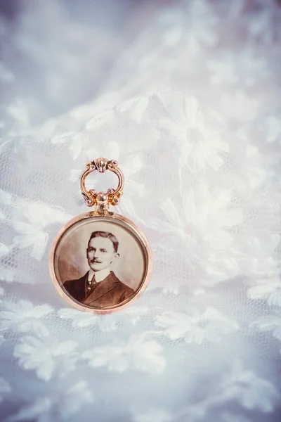 Antique Gold Locket Photo Edwardian Gentleman — Stock Photo, Image