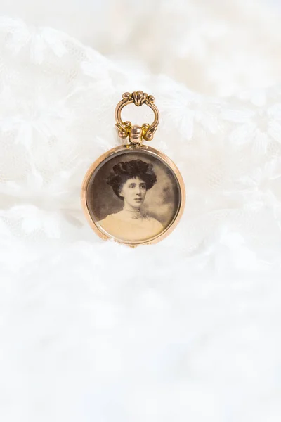 Antique Gold Locket Photo Edwardian Lady — Stock Photo, Image