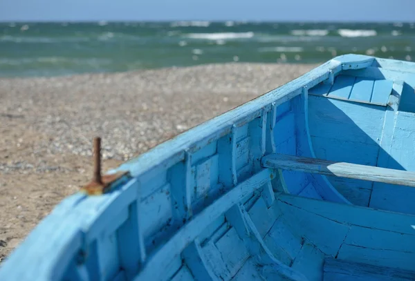 Niebieska łódź na plaży — Zdjęcie stockowe