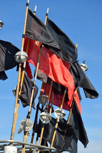 Banderas rojas y negras — Foto de Stock