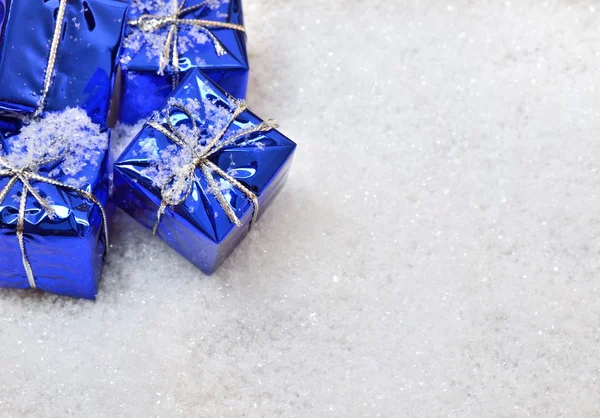 Weihnachtsgeschenke im Schnee — Stockfoto