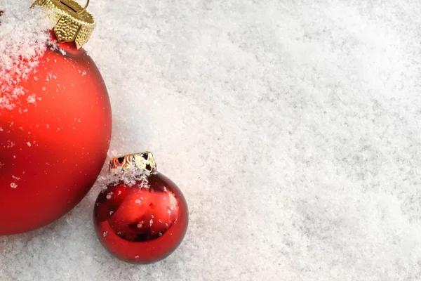 Boules de Noël dans la neige — Photo