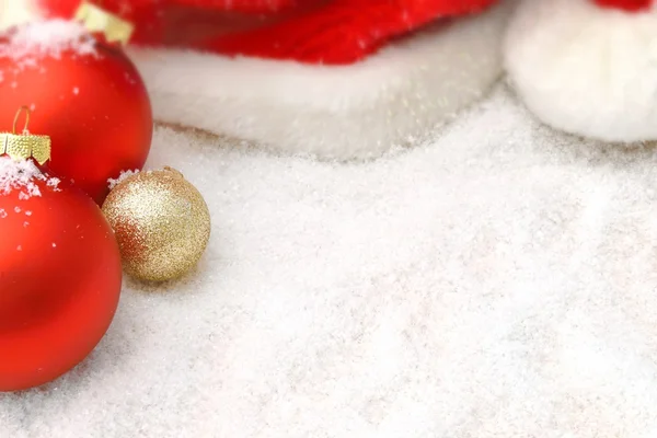 Decorações de Natal na neve — Fotografia de Stock