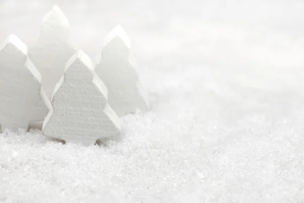 Weihnachtsbäume im Schnee lizenzfreie Stockbilder