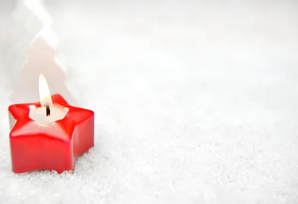 Rote Kerze im Schnee — Stockfoto