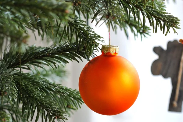 Oranje Kerstbal op tak — Stockfoto