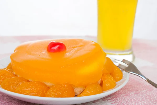 Een verse oranje cake — Stockfoto