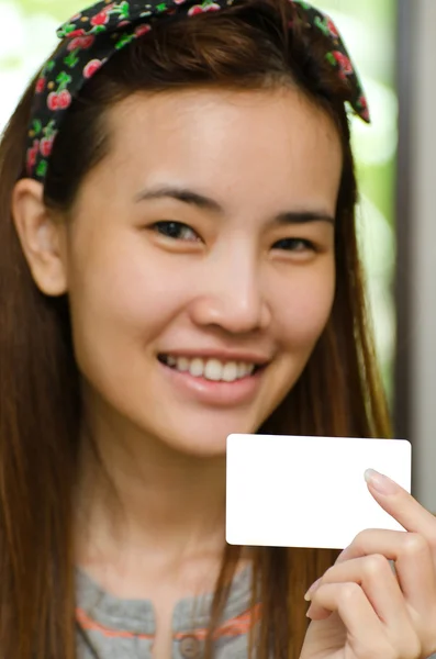 Linda chica sosteniendo tarjeta de crédito — Foto de Stock