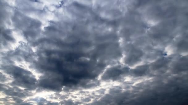 Свет солнца прорывается сквозь облака — стоковое видео