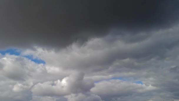 Nuages d'automne. Les nuages s'en vont .