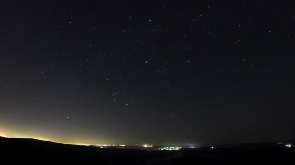 Estrella flotando en el cielo. Al amanecer . — Vídeo de stock