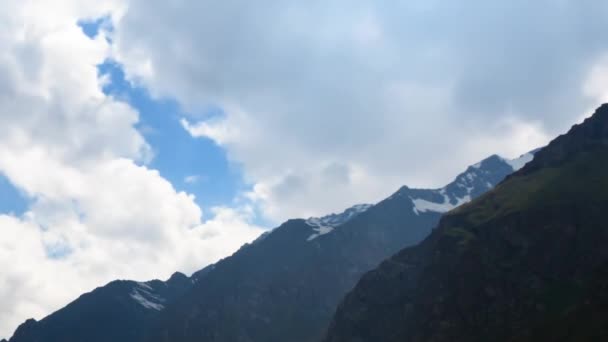 Nadar detrás de las nubes skolna . — Vídeos de Stock