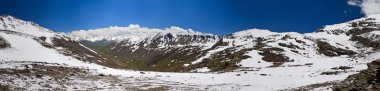 berg in de wolken. Panorama