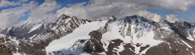 berg in de wolken. Panorama