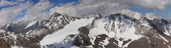 在云端的山。全景图 — 图库照片